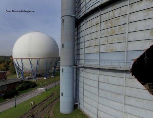 Der 30 Meter hohe Kugelgasbehälter steht in unmittelbarer Nähe des zu sprengenden Gasometers.