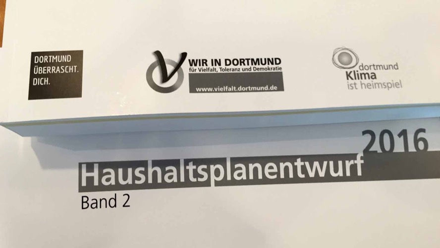 1155 Seiten stark ist der zweibändige Haushaltsplanentwurf der Stadt Dortmund für 2016.