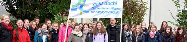 Schülerinnen des St. Michael Gymnasiums mit Weihbischof Dr. Dominicus Meier (Mitte, rechts) und den Lehrerinnen Schwester M. Ulrike Brand und Katharina Hunold (vorne, v.l.). Fotos: pdp