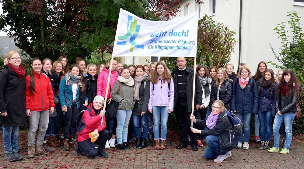 Schülerinnen des St. Michael Gymnasiums mit Weihbischof Dr. Dominicus Meier (Mitte, rechts) und den Lehrerinnen Schwester M. Ulrike Brand und Katharina Hunold (vorne, v.l.). Fotos: pdp