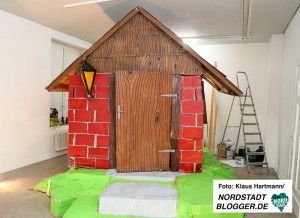 Eine Hütte hat Fabian Nehm im Künstlerhaus aufgebaut. Ausstellung im Künstlerhaus, Aggregatzustand – Fest, flüssig, gasförmig. Fabian Nehm