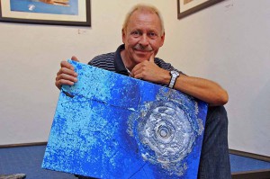 Arne Machel mit seinem Bild „Cosmos“, dem Sieger des Wettbewerbs „Die Farben Mallorcas“ der Mallorca Zeitung. Foto: Jakob Salzmann
