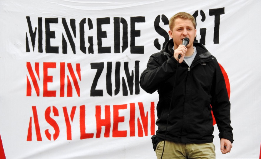 Michael Brück spricht auf der Mahnwache der Initiative "Mengede sagt Nein zum Heim" im Juli 2015.
