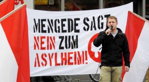 Michael Brück spricht auf der Mahnwache der Initiative "Mengede sagt Nein zum Heim" im Juli 2015.