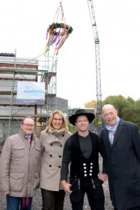 Adolf Miksch, Vorsitzender der Freunde und Förderer des Naturkundemuseums, Museumsleiterin Dr. Dr. Elke Möllmann, Zimmermann Philipp Kelch und Klaus Steenweg von der Sparkasse stießen unter dem Richtkranz an.