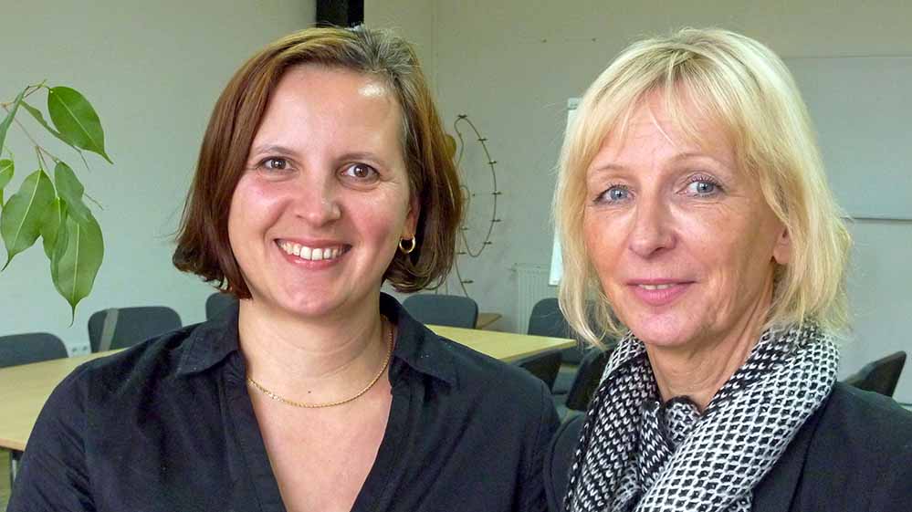 Berät mittwochs Hartz-IV-Empfänger in der Zentrale der Dortmunder Tafel: Kerstin Cierniak (rechts), zusammen mit Tafel-Mitarbeiterin Maja Silberg. Foto: Joachim vom Brocke