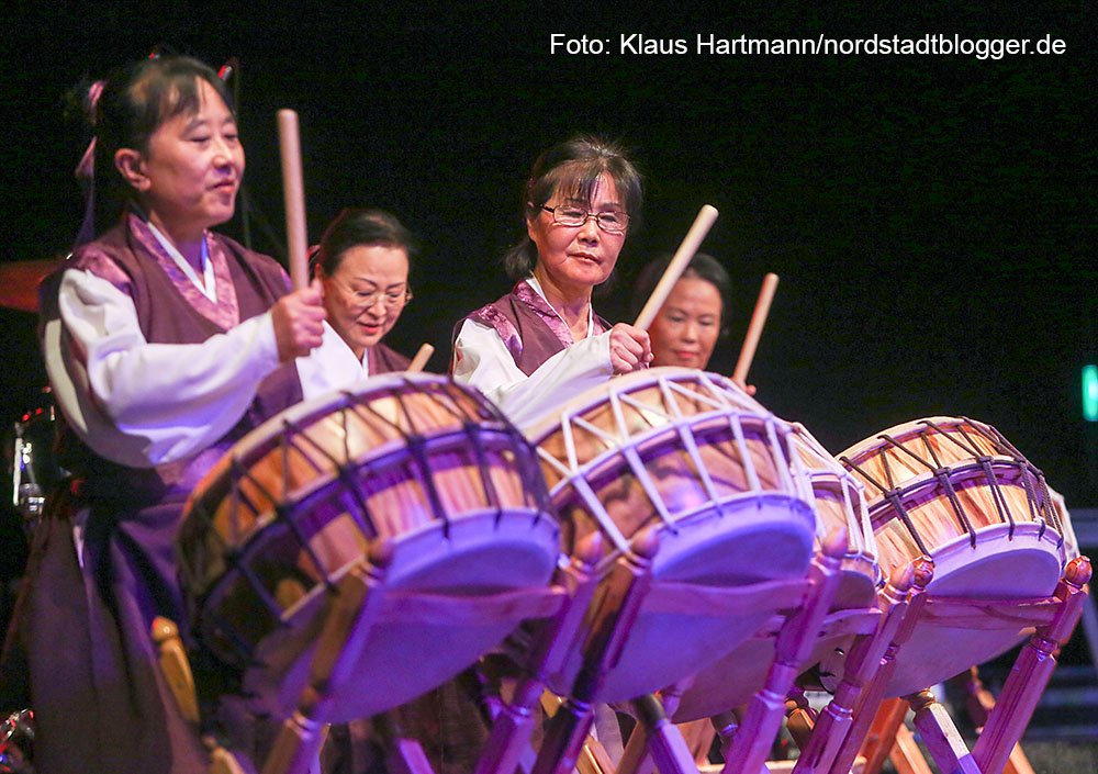 Erstes One World Festival im Dietrich-Keuning-Haus. Die koreanische Trommelgruppe DASSIRAGI