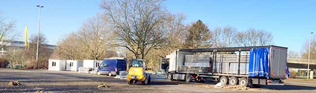 Am Freitag haben die Aufbauarbeiten auf dem Parkplatz E3 begonnen. Foto: Feuerwehr