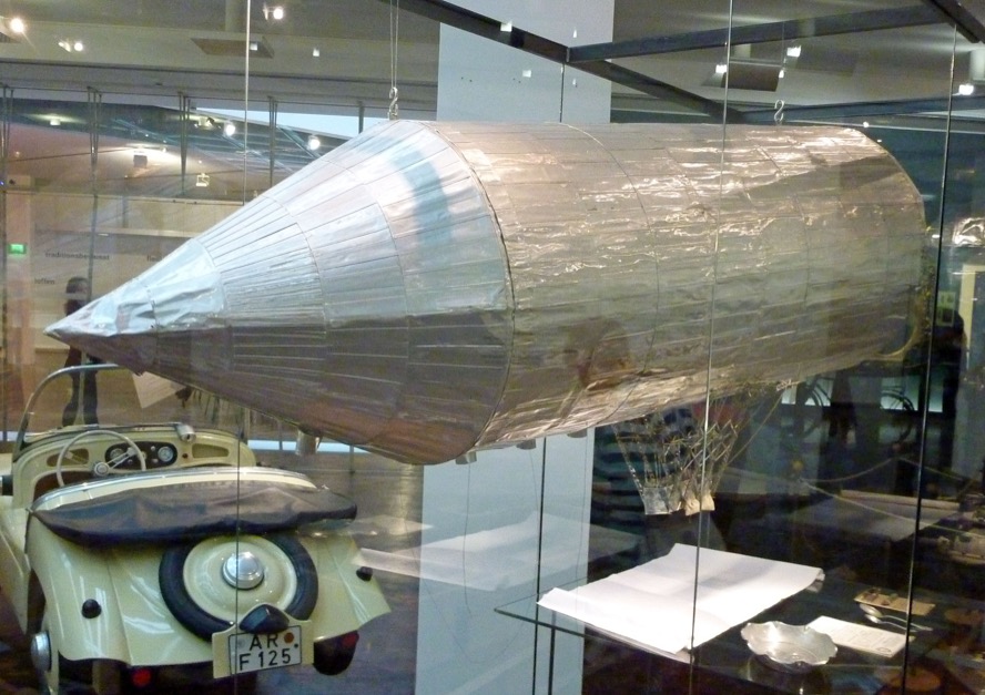In der Ausstellung ist ein 1,20 Meter langes Modell eines der ersten Luftschiffe zu sehen.