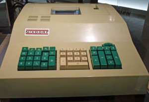 Tischrechner "Conti" aus dem Jahr 1964, entwickelt vom Paderborner Unternehmer Heinz Nixdorf. Foto: Joachim vom Brocke