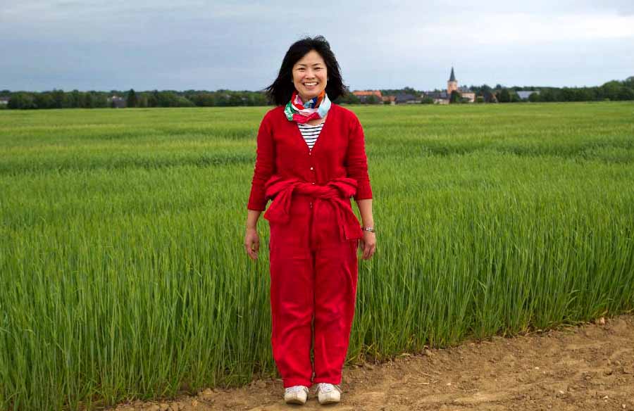 Ayumi Matsuzaka auf dem Gerstenfeld der Fa. Hauptsaaten bei Meckenheim, Rhein-Sieg- Kreis - "Future Beer Cycle", Kreislaufprozesses, 2015. Foto: Cornelius Schaper