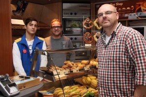 v.l. Onur C. und sein Chef Ulrich Köbe (Tankstellenpächter) und (Ausbildungsbegleiter) Thomas Christoph.