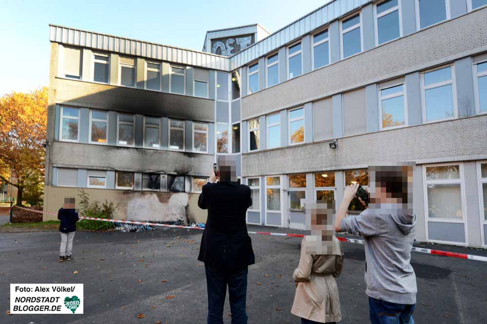 Am 1. November um 4.45 Uhr wurden drei Müllcontainer auf dem Schulhof des Leibniz-Gymnasiums in Brand gesteckt.