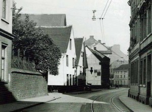 Das Straßenbahngleis nimmt auf dem Foto von 1937 fast die Hälfte des alten Brüderwegs ein.