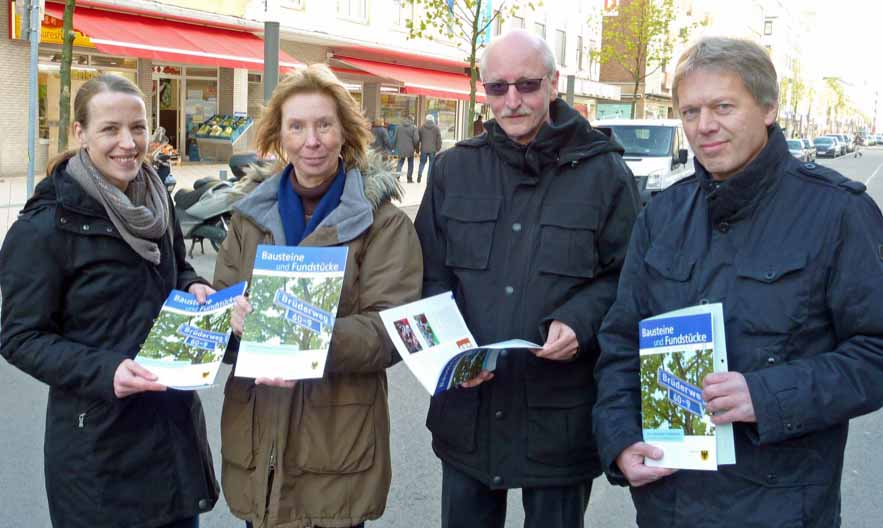 Präsentierten das Denkmalheft über den Brüderweg: Svenja Schrickel, Leiterin der Denkmalbehörde, Dr. Henriette Brink-Kloke, Denkmalbehörde, Ulrich Dreiskämper, stellv. Abteilungsleiter Stadterneuerung, Uwe Wendel, Amt für Wohnen und Stadterneuerung. Foto: Joachim vom Brocke