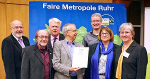 Fairtrade Geschäftsführer Dieter Overath überreichte der Dortmunder Delegation mit Oberbürgermeister Ullrich Sierau die Rezertifizierungsurkunde. Foto: Faire Metropole Ruhr e.V./Jan Drews