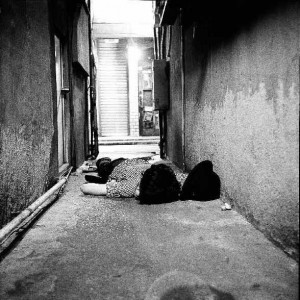 Eva Teppe: "Shinjuku Twilight", Fotografie, 2008 Die Fotografien wurden von der Künstlerin Eva Teppe in Shinjuku, einem Stadtteil von Tokio, über einen Zeitraum von einigen Wochen immer um 5 Uhr morgens aufgenommen. Zu dieser Zeit entsteht eine bizarre Atmosphäre in dieser Gegend: leblos scheinende, erschöpfte Körper liegen in den Straßen während gleichzeitig tausende Japaner ihr Ta- geswerk beginnen.