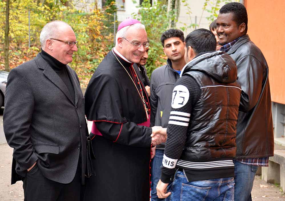 Weihbischof Matthias König sprach mit den dort lebenden Menschen. Begleitet wurde er unter anderem von Propst Andreas Coersmeier (links). Foto: pdp