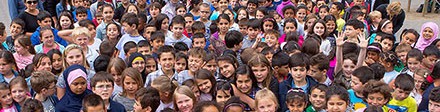 Schüler, Lehrerinnen und Mitglieder des Elterncafés und des Förderkreises der Libellen-Grundschule. Foto: Klaus Hartmann