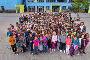 Schüler, Lehrerinnen und Mitglieder des Elterncafés und des Förderkreises der Libellen-Grundschule. Foto: Klaus Hartmann