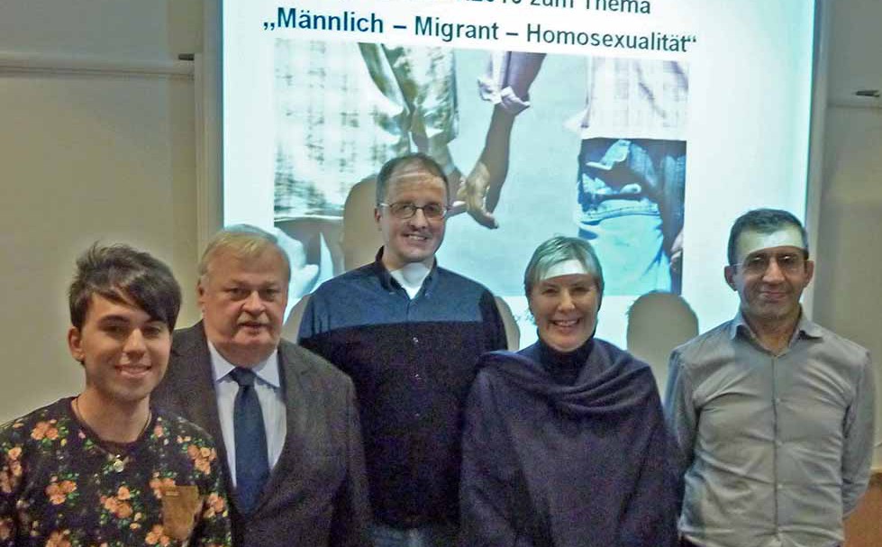 Foto v.r.n.l.: Prof. Dr. Ahmet Toprak, Ina Spanier-Oppermann, queerpolitische Sprecherin SPD-Landtagsfraktion, Moderator Frank Siekmann, Schirmherr SPD-MdL Guntram Schneider und Tayfun, einziger Diskussionsteilnehmer mit Migrationshintergrund. Foto: Joachim vom Brocke