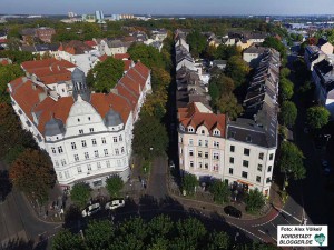 Das Concordia-Haus am Borsigplatz mit dem Quartier und der Westfalenhütte im Hintergrund. Foto: Alex Völkel