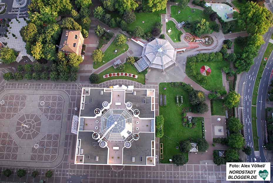 Friedensplatz, Stadtgarten und Rathaus von oben - dabei kommt das Grün gut zur Geltung. Archivbild: Alex Völkel