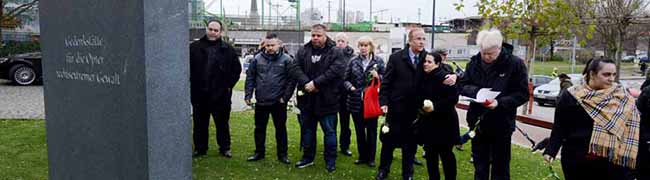 NSU-Opfer-Familien haben den Tatort in der Mallinckrodtstraße und das Mahnmal an der Auslandsgesellschaft besucht.