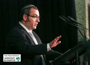 Gedenken an die Pogromnacht im Foyer der Oper und auf dem Platz der alten Synagoge. Rabbiner Avichai Apel singt das Gebet