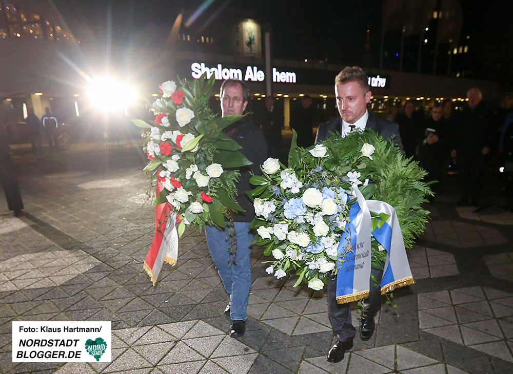 Gedenken an die Pogromnacht im Foyer der Oper und auf dem Platz der alten Synagoge. Kranzniederlegung