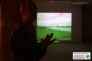 Ausstellung: Echoes - Residencies revisted im Künstlerhaus. Jens Sundheim mit Video, The Traveller