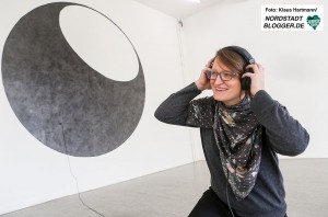 Ausstellung: Echoes - Residencies revisted im Künstlerhaus. Adriane Wachholz mit ihrer Arbeit: White Atlas