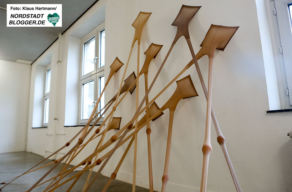 Ausstellung: Echoes - Residencies revisted im Künstlerhaus. Marita Bullmanns Rauminstallation: Weiche Knie. Material: Damenstrumpfhosen und rohe Eier