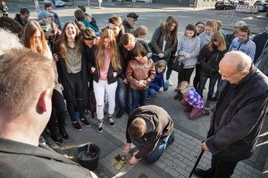 Stolpersteine für Grete, Otto und Klaus Weinberg wurden am Samstag gesetzt. Foto: Stefan Fercho