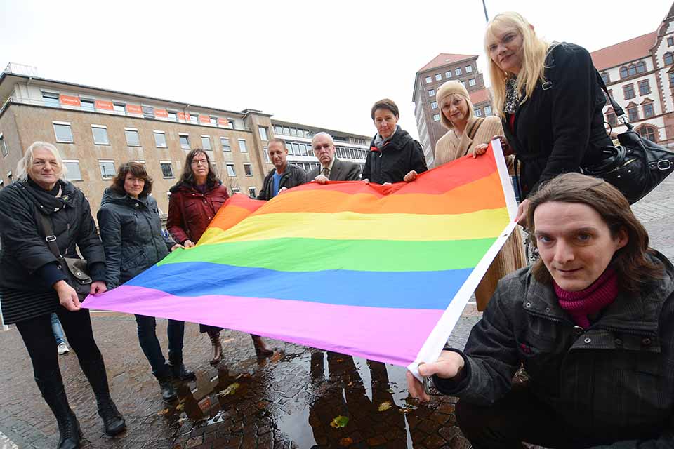 Zeigen Flagge gegen Transphobie:  Susanne Hildebrandt (2.. v. l.) gemeinsam mit Vertreter_innen von Transidenten Selbsthilfeorganisationen und Unterstützer_innen aus der Stadtverwaltung. Spontan hat sich auch Bürgermeister Sauer für das Foto zur Verfügung gestellt.  Foto: Stefanie Kleemann/StadtDO