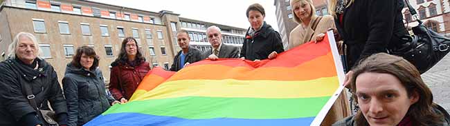 Zeigen Flagge gegen Transphobie:  Susanne Hildebrandt (2.. v. l.) gemeinsam mit Vertreter_innen von Transidenten Selbsthilfeorganisationen und Unterstützer_innen aus der Stadtverwaltung. Spontan hat sich auch Bürgermeister Sauer für das Foto zur Verfügung gestellt.  Foto: Stefanie Kleemann/StadtDO