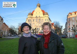 Luzia Urner und Annette Kritzler, v. l. stehen vor dem Wahrzeichen des Borsigplatzes, dem Concordiahaus.