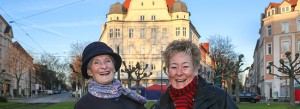 Luzia Urner und Annette Kritzler, v. l. stehen vor dem Wahrzeichen des Borsigplatzes, dem Concordiahaus.