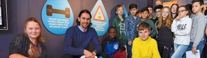 Neven Subotic führte die Schülerinnen und Schüler durch die Ausstellung. Foto: StandOut