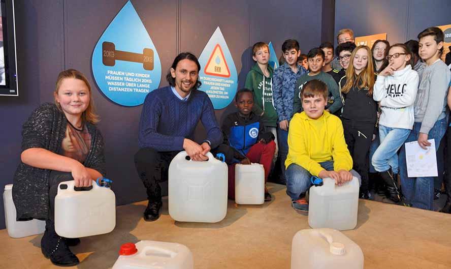 Neven Subotic führte die Schülerinnen und Schüler durch die Ausstellung. Foto: StandOut