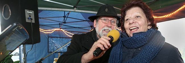 Wintermarkt auf dem Borsigplatz. Dieses Duo sorgte für flotte Unterhaltung am Borsigplatz