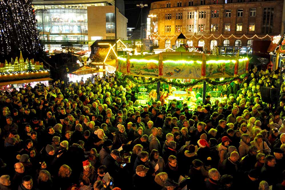 Direkt zu Fuße des großen Weihnachtstanne findet das gemeinsame Singen statt. Foto: Sandra Spitzer/Veranstalter