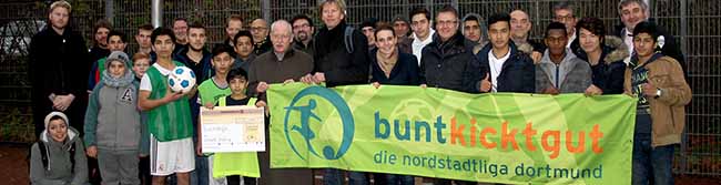 2.000 Euro aus dem Flüchtlingsfonds des Wohnungsunternehmens VIVAWEST kann sich die Nordstadtliga freuen.