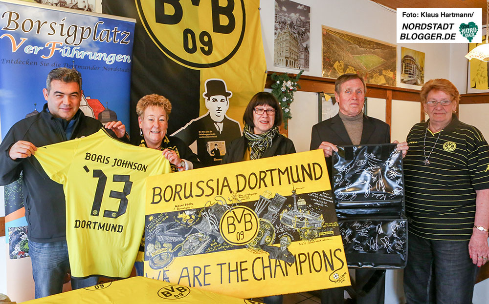 Auktion Schwarz-Gelbe Gründerzeit. V.l: Mustafa Güner (Begünstigter des Jahres 2014), Annette Kritzler und Anette Plümpe (Veranstalter, Borsigplatz VerFührungen), Siggi Held (Vertreter des BVB) und Heidi Sas (Betreiberin von Pommes Rot Weiß, ehem Wildschütz