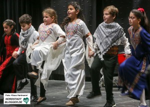 Benefiz-Veranstaltung für Flüchtlinge zu Weihnachten im DKH. Die Palestinensische Tanzgruppe Al Carmel
