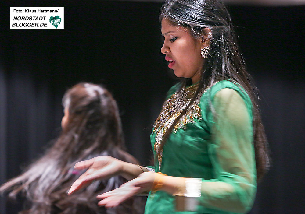 Benefiz-Veranstaltung für Flüchtlinge zu Weihnachten im DKH. Die Tamilische Tanzgruppe zauberte Bollywood auf die Bühne