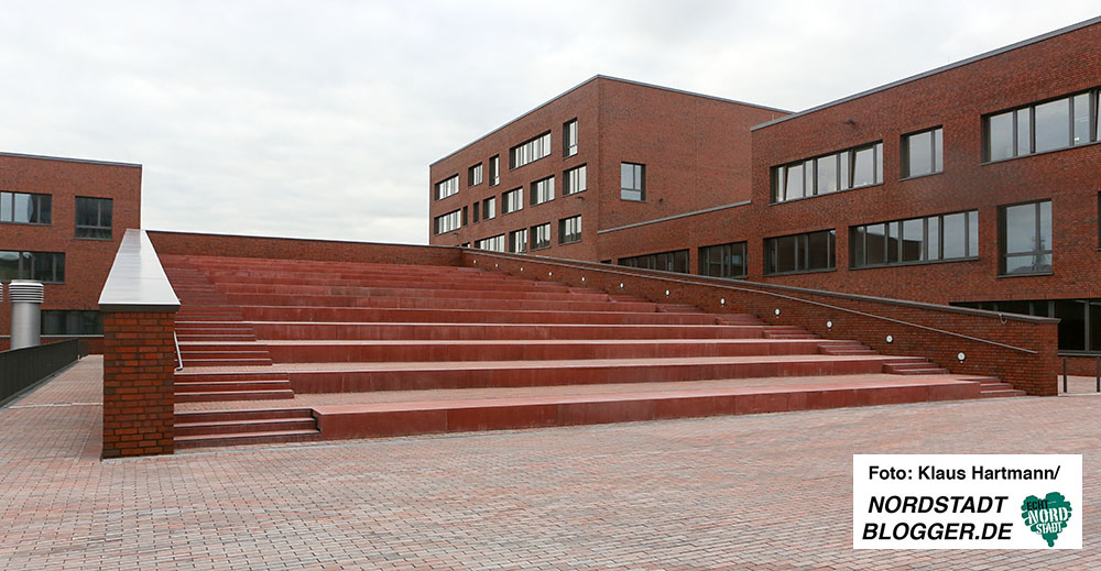 Erste Einblicke in Robert-Bosch- und Robert-Schuman-Berufskolleg am Dortmunder U. Treppe/Tribüne am Emil-Moog-Platz