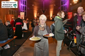 Feier zum 100-jährigen Bestehen des Diözesan Caritasverbandes im Erzbistum Paderborn. Die Kirche St. Joseph verwandelte sich in einen Speisesaal