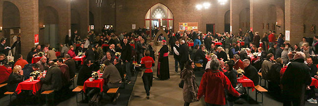 Feier zum 100-jährigen Bestehen des Diözesan Caritasverbandes im Erzbistum Paderborn. Die Kirche St. Joseph verwandelte sich in einen Speisesaal