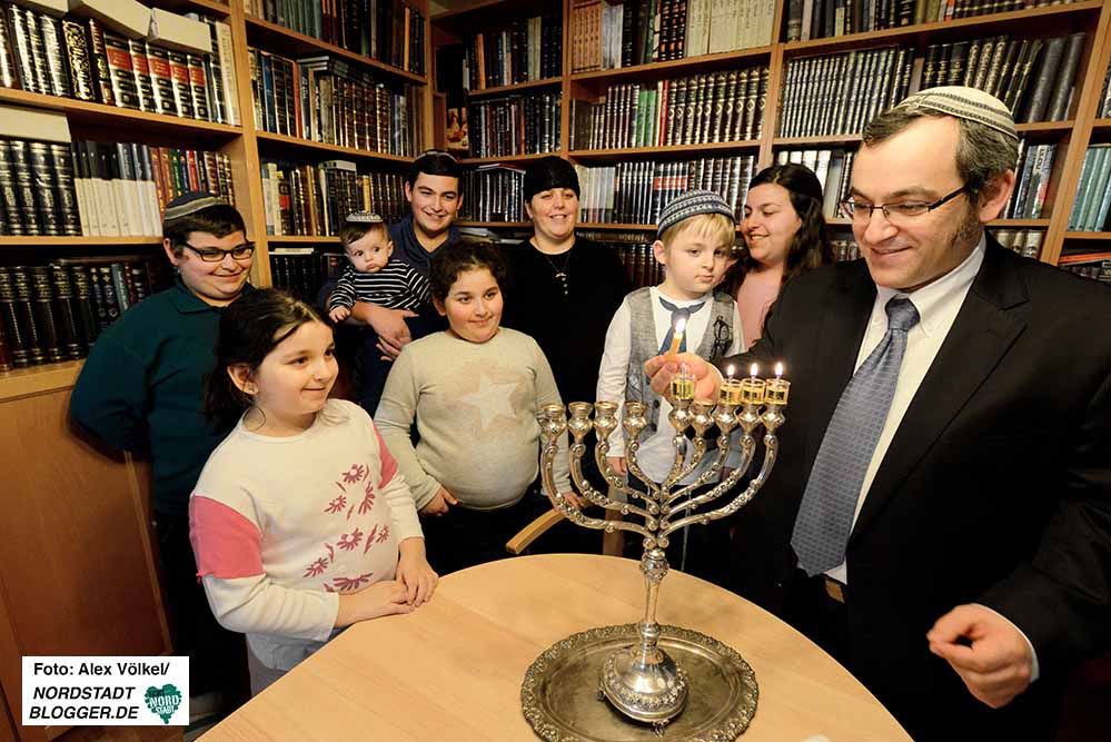 Ein seltenes Bild: Die neunköpfige Familie Apel beim Entzünden des Chanukka-Leuchters.